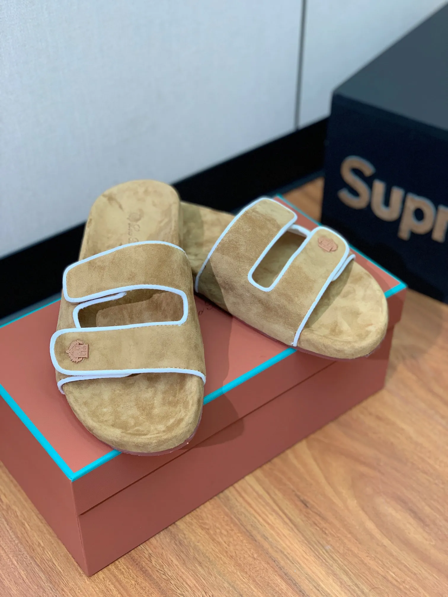 【LP】P:600💰 Size: 39-46 (45.46 can be customized) 【Loro Piana】LP men's slippers. Italian top cashmere is retro, elegant, low-key and luxurious. Both fashionable and practical, the leather is still of the highest quality in the entire network. The upper is silky and smooth. Wear-resistant and highly elastic beef tendon bottom. .